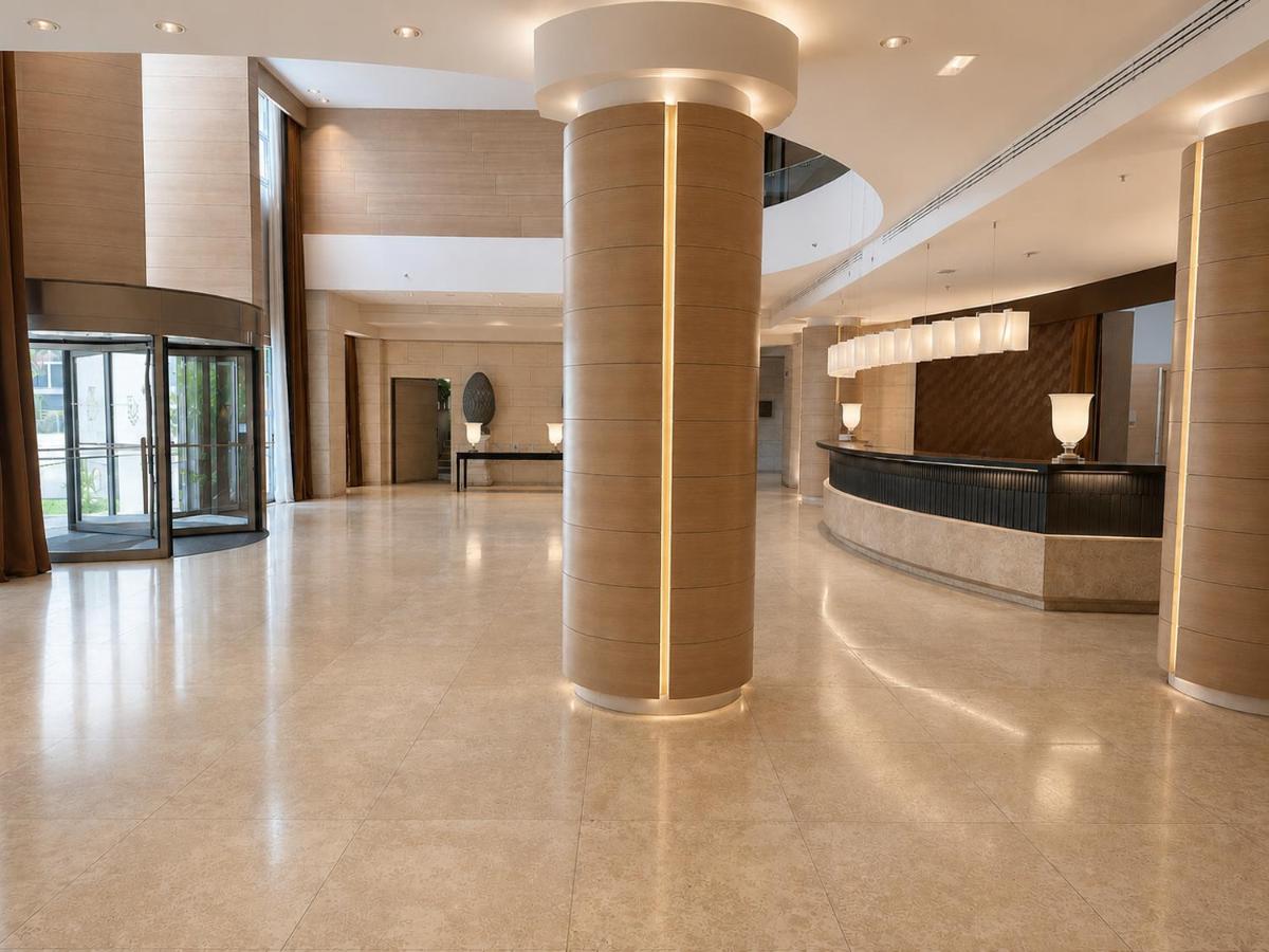 een grote hal met zuilen in een gebouw bij Sheraton Rome Parco de Medici in Rome