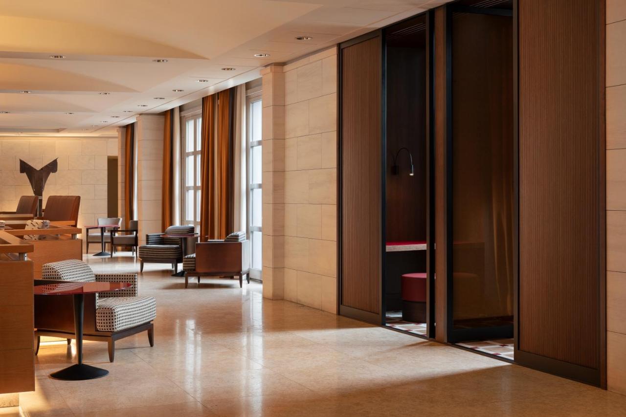 Een hotellobby met stoelen en tafels. bij Sheraton Rome Parco de Medici in Rome