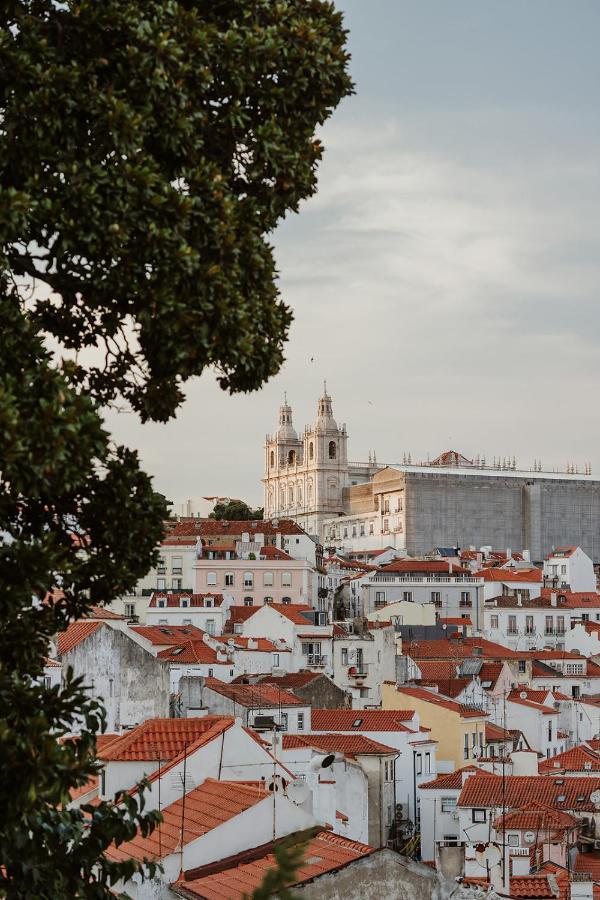 een uitzicht op een stad met rode daken bij Memmo Alfama - Design Hotels in Lissabon
