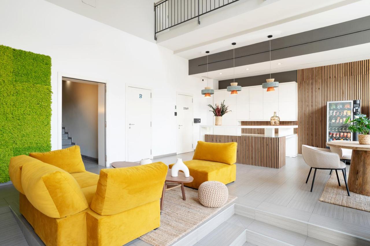 een woonkamer met gele meubels en een keuken bij Ona Living Barcelona in Hospitalet de Llobregat