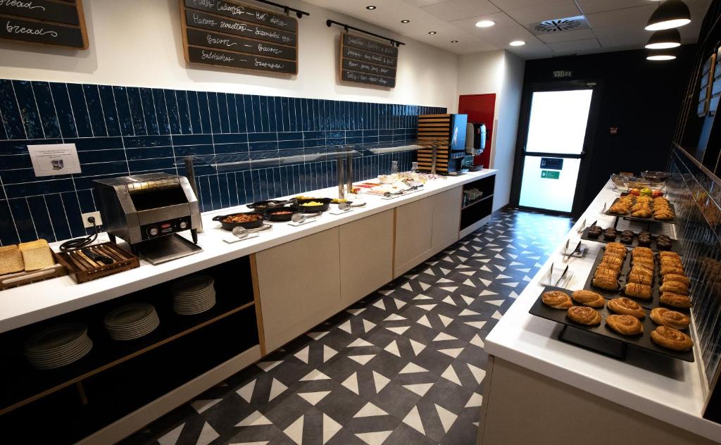 Travelodge Madrid Metropolitano image 2