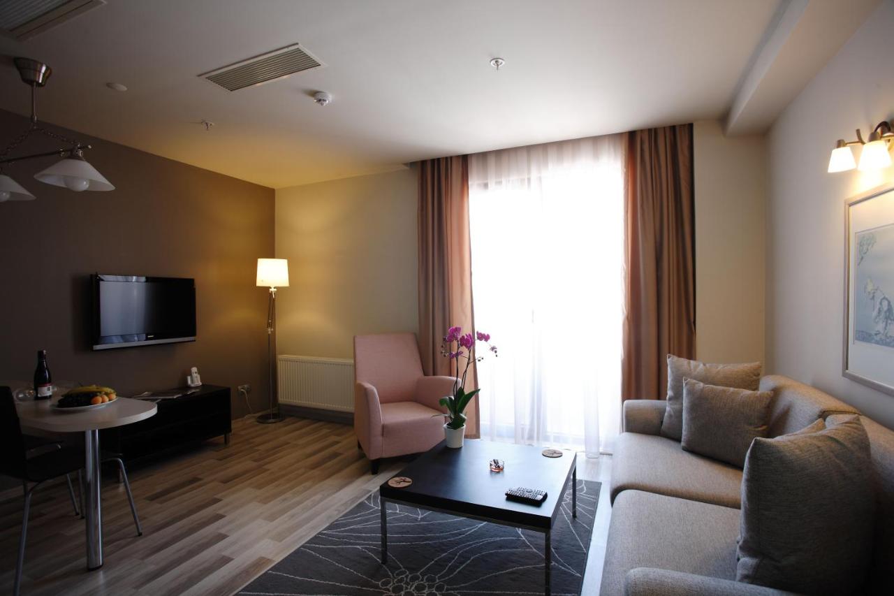 een woonkamer met een bank en een tafel bij Home Stay Home Sisli in Istanbul