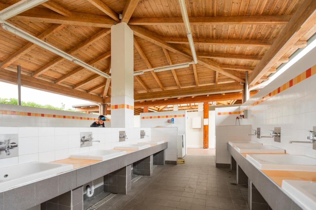een rij wastafels in een openbaar toilet bij Club del Sole Vigna sul Mar Family Collection in Lido di Pomposa