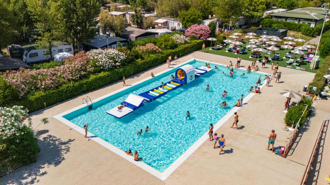 Een bovenaanzicht van een zwembad in een resort. bij Club del Sole Vigna sul Mar Family Collection in Lido di Pomposa