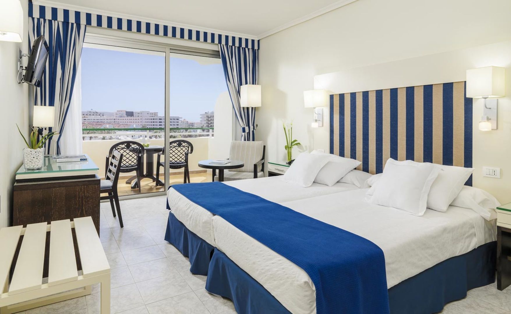 H10 Las Palmeras image 2