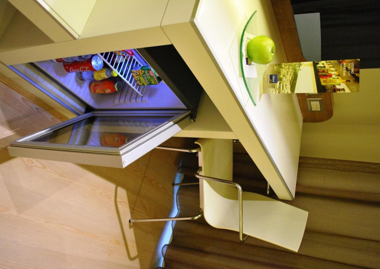 een kleine koelkast in een keuken met een aanrechtblad bij Idea Hotel Plus Savona in Savona