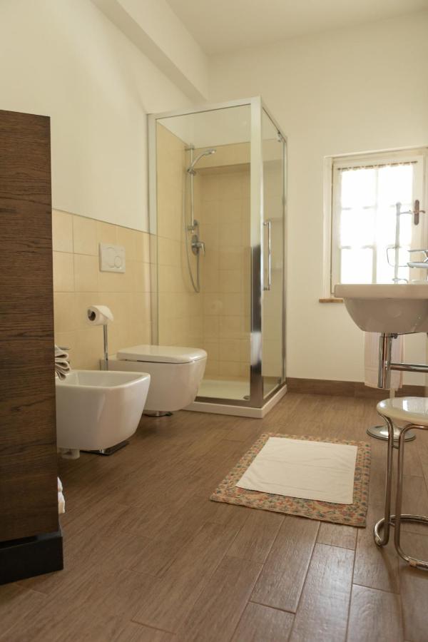 een badkamer met twee wastafels, een bad en een douche bij Villa La Meridiana in Alba