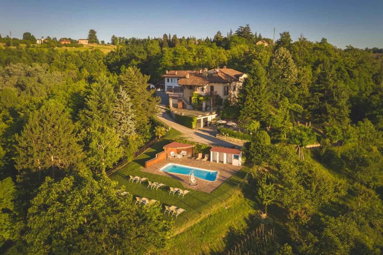 een luchtfoto van een huis met een zwembad bij Villa La Meridiana in Alba