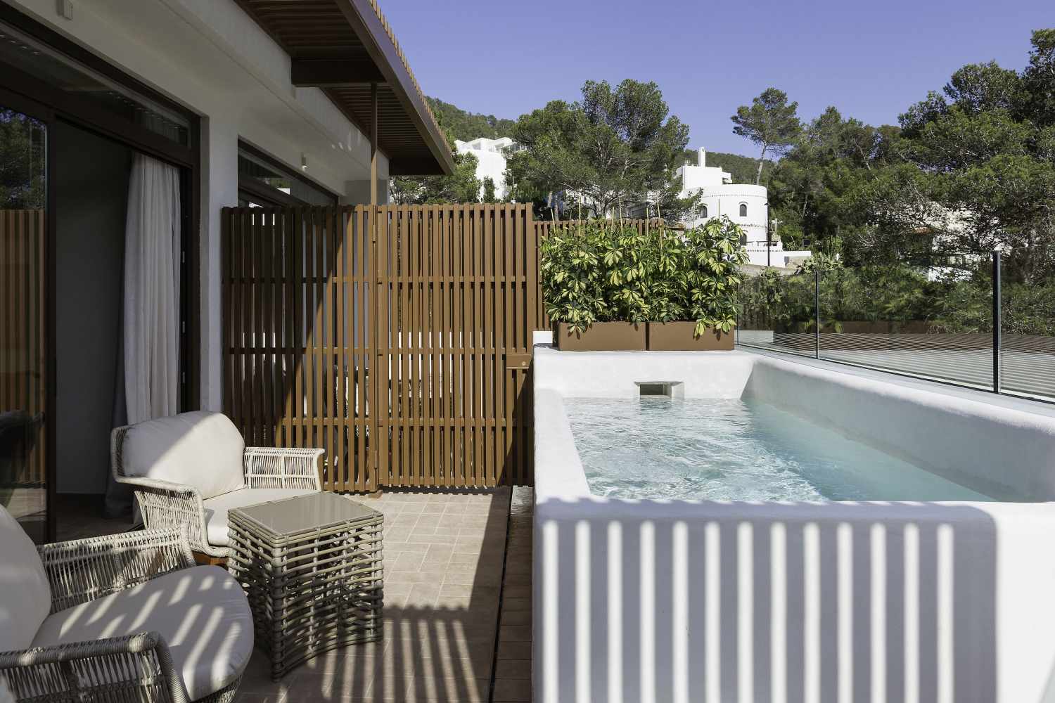 Buitenzwembad met ligbedden — The Club Cala San Miguel Hotel Ibiza, Curio Collection by Hilton