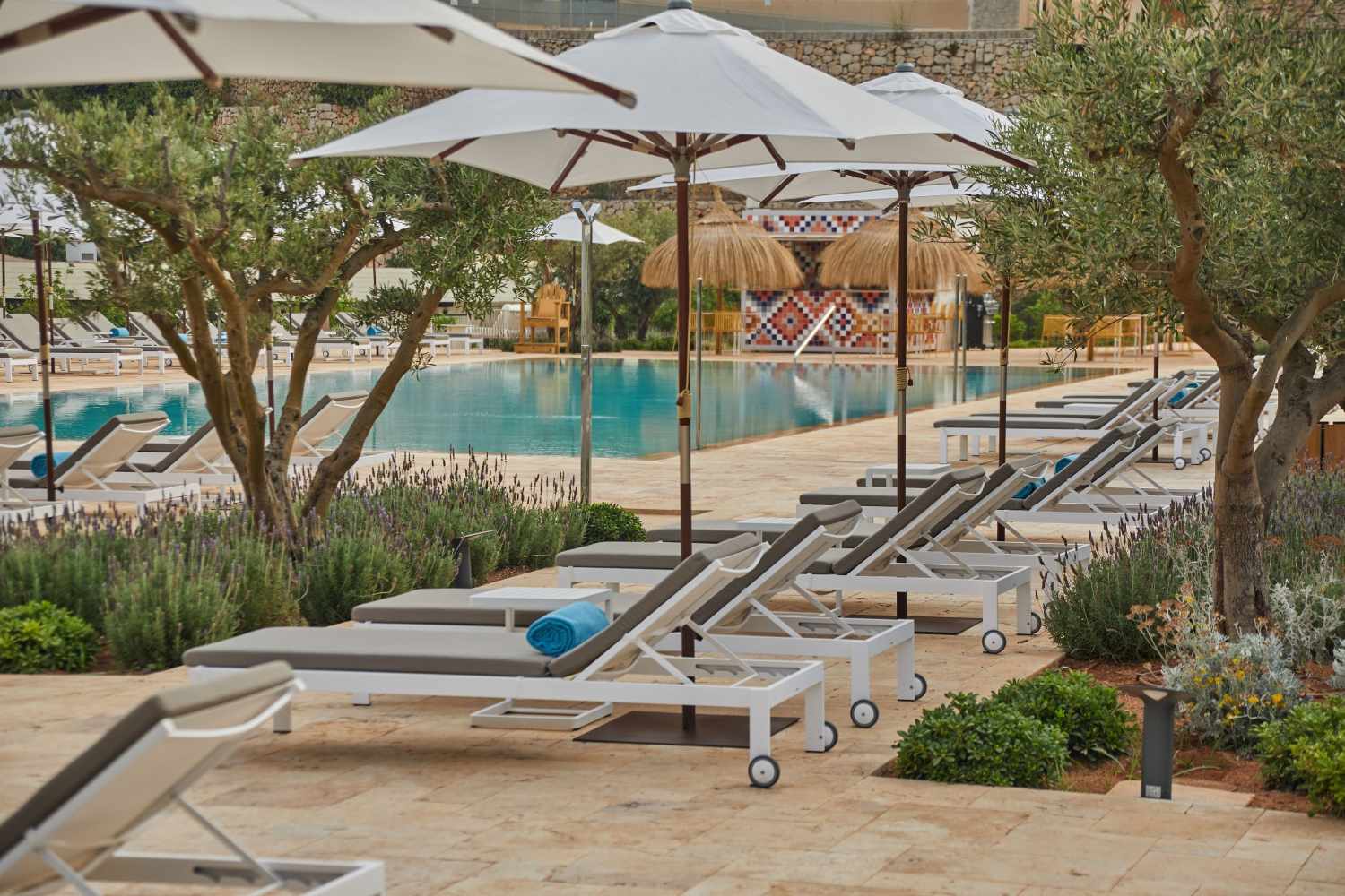 Buitenzwembad met ligbedden — The Club Cala San Miguel Hotel Ibiza, Curio Collection by Hilton