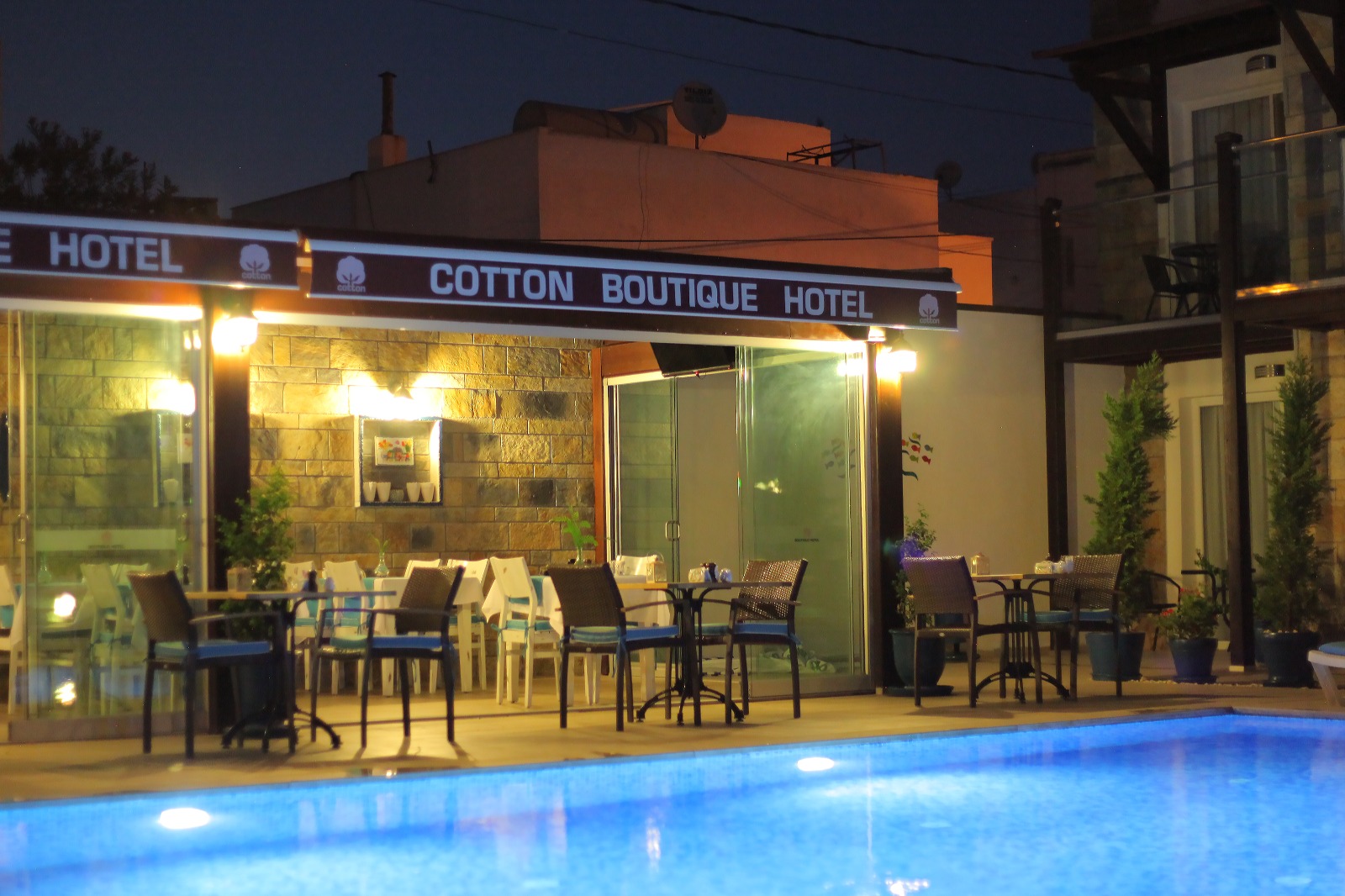 Buitenzwembad met ligbedden — Cotton Boutique Hotel