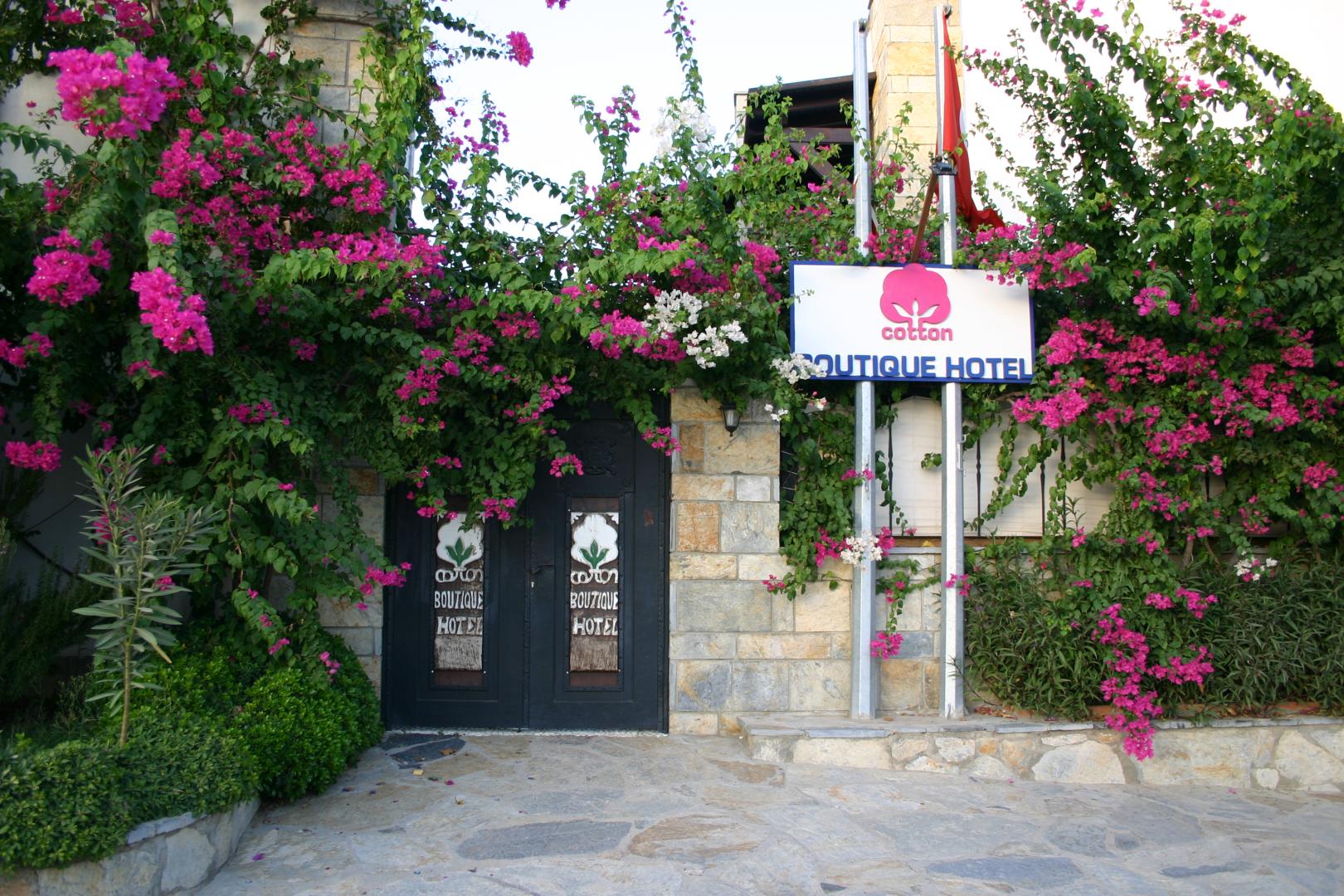 Mediterraans hotelgebouw — Cotton Boutique Hotel