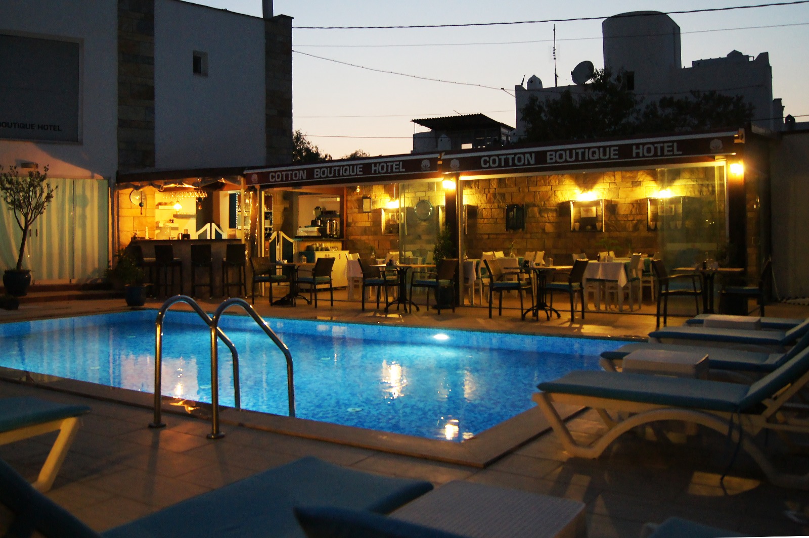 Buitenzwembad met ligbedden — Cotton Boutique Hotel