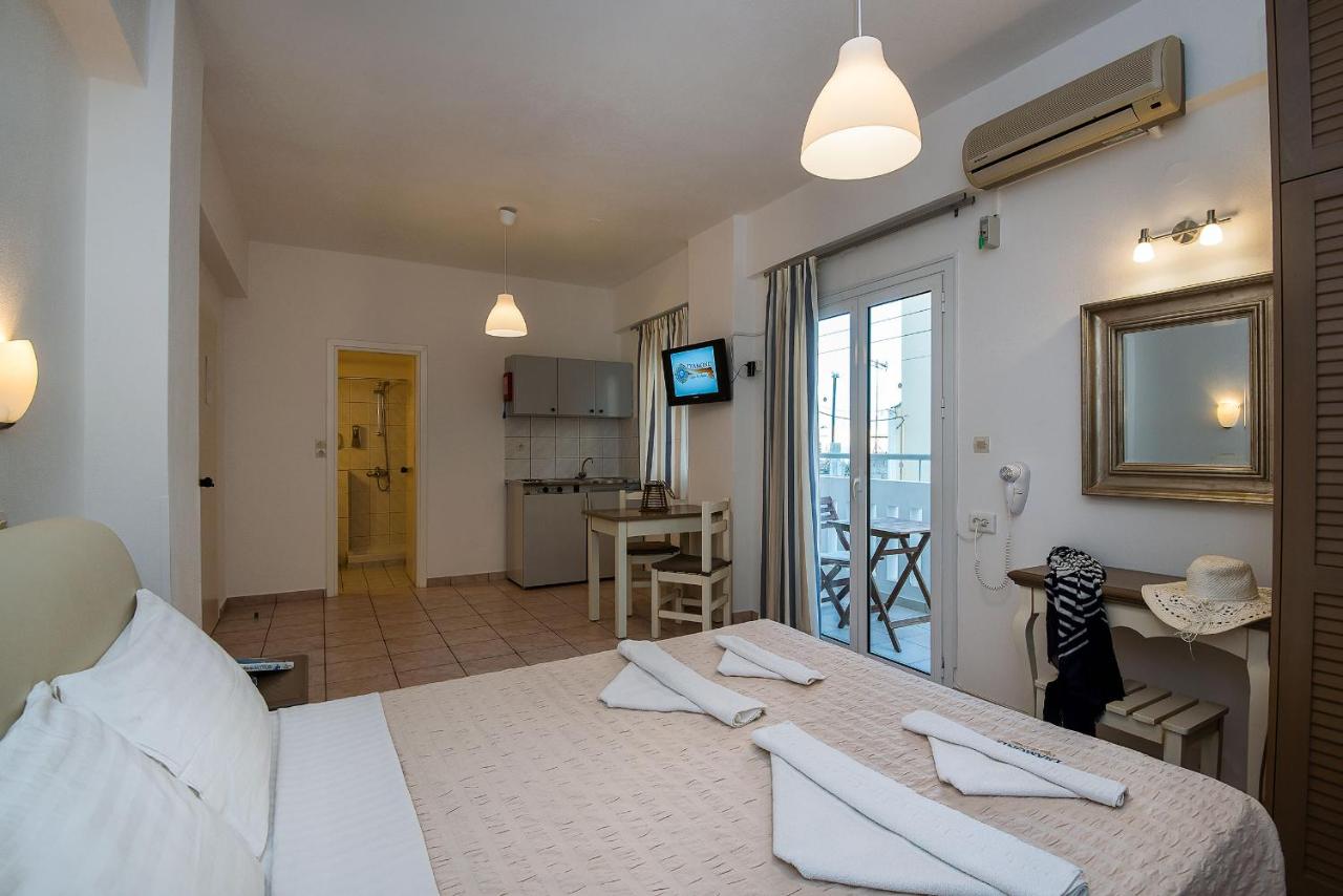 een kamer met een bed en een keuken met een tafel bij Diamond Apartments & Suites in Chersonissos