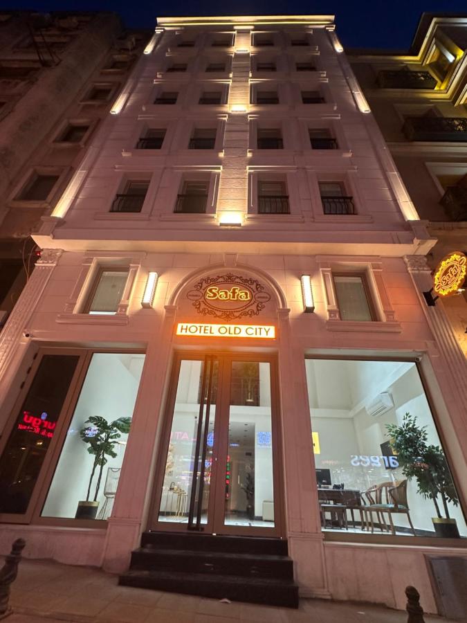 een hotelgebouw met een uithangbord aan de voorkant bij Safa Hotel Old City in Istanbul