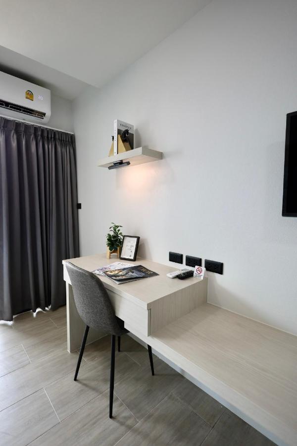 een kantoor met een bureau en een stoel in een kamer bij Aston Residence Hatyai in Ban Thung Ngai