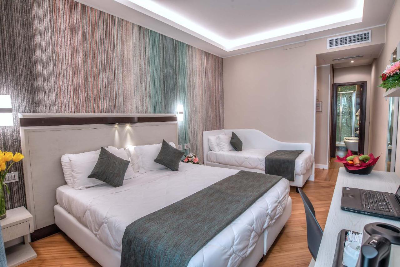 een hotelkamer met een groot bed en een bureau bij Hotel Memphis in Rome