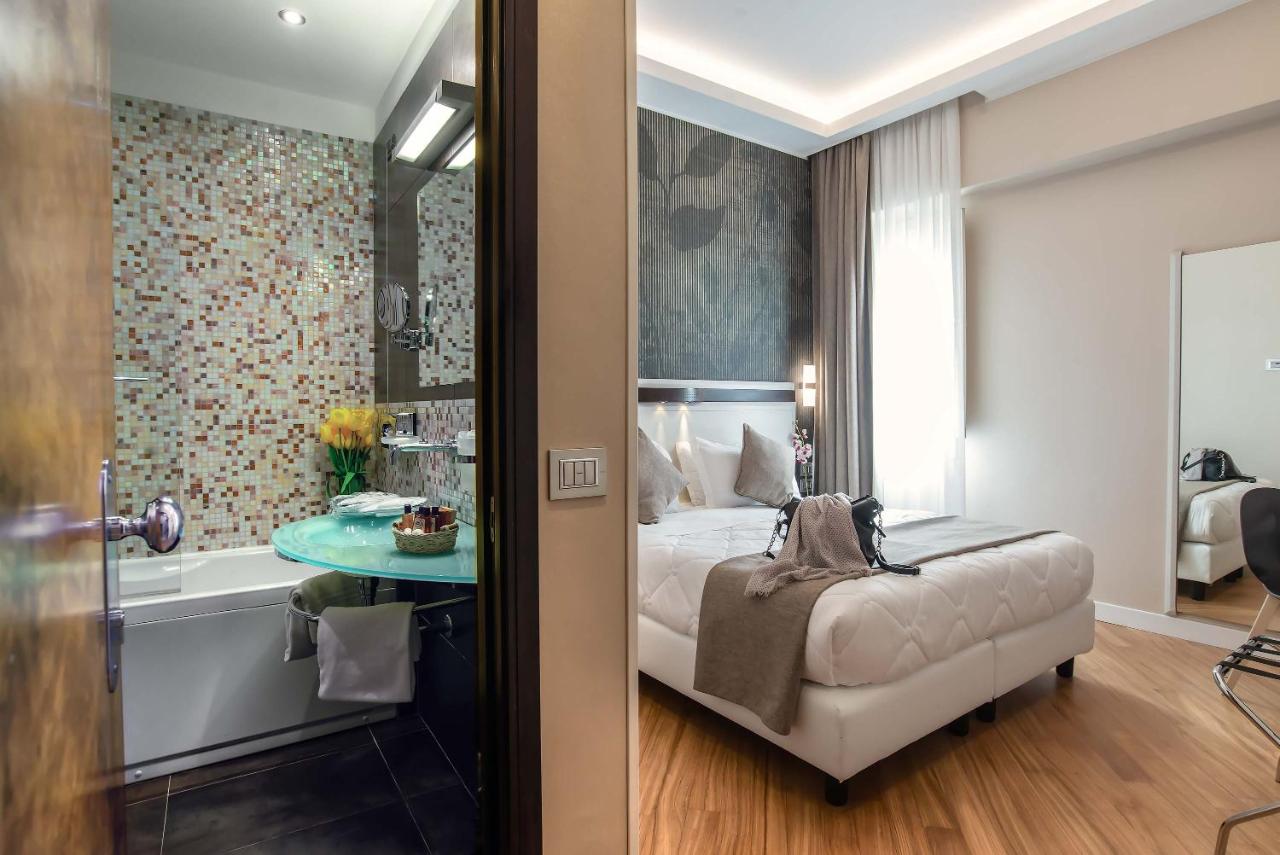een slaapkamer met een bed, een badkuip en een tafel bij Hotel Memphis in Rome