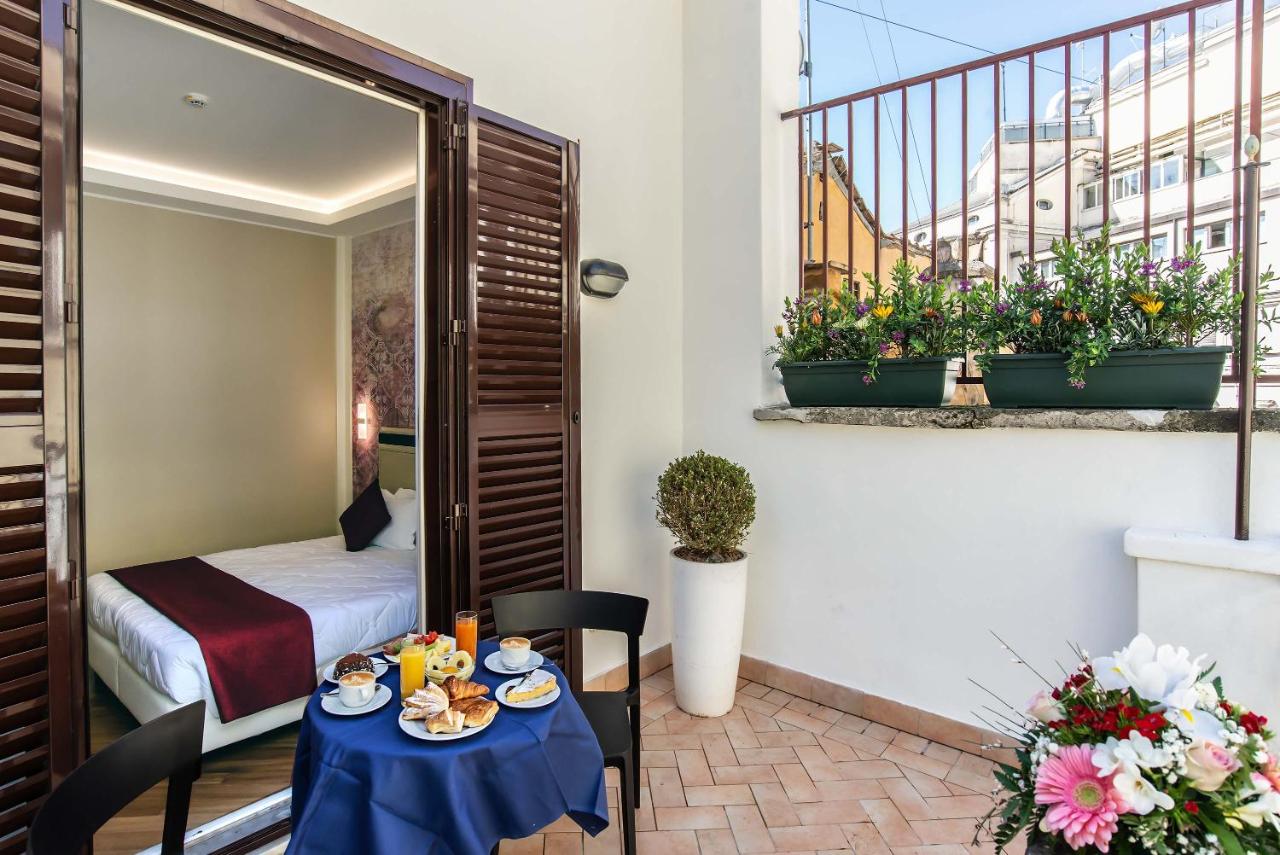 een kamer met een bed en een tafel met eten bij Hotel Memphis in Rome