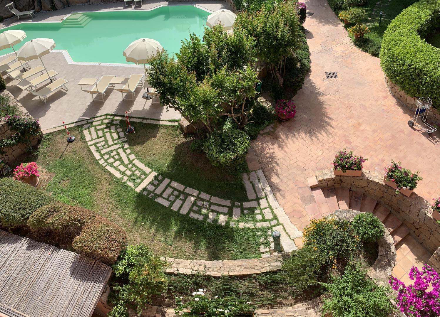 Buitenzwembad met ligbedden — Green Park Hotel
