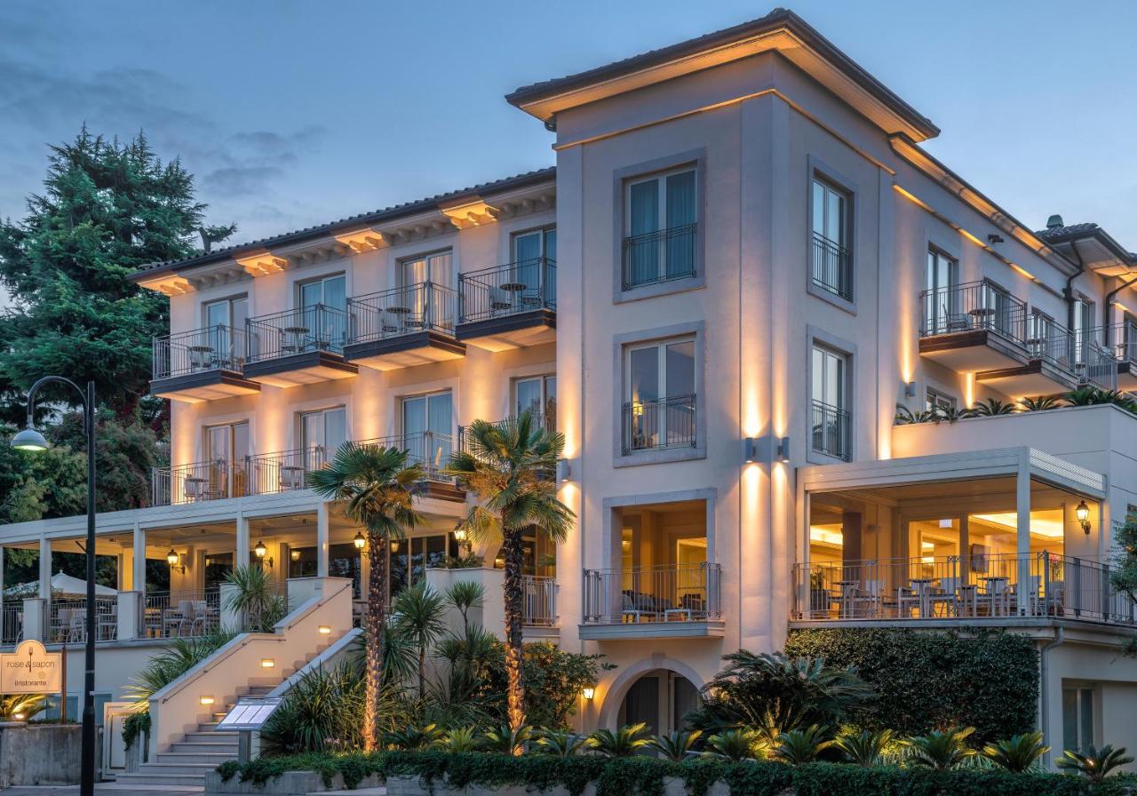 een groot wit gebouw met verlichting bij Villa Rosa Hotel Desenzano in Desenzano del Garda