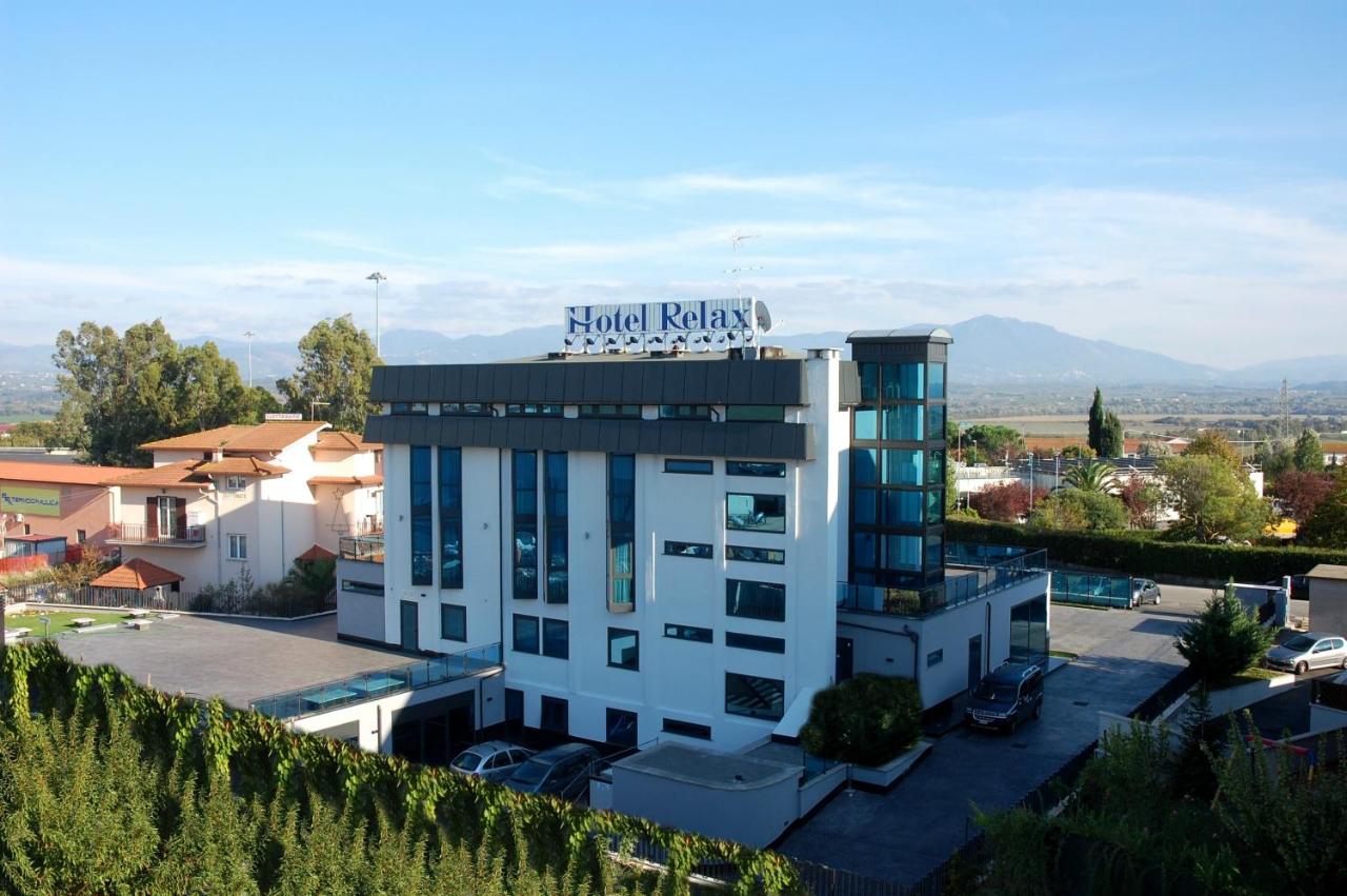 een hotelgebouw met een uithangbord erop bij Hotel Relax Roma Nord in Fiano Romano +120 foto's
