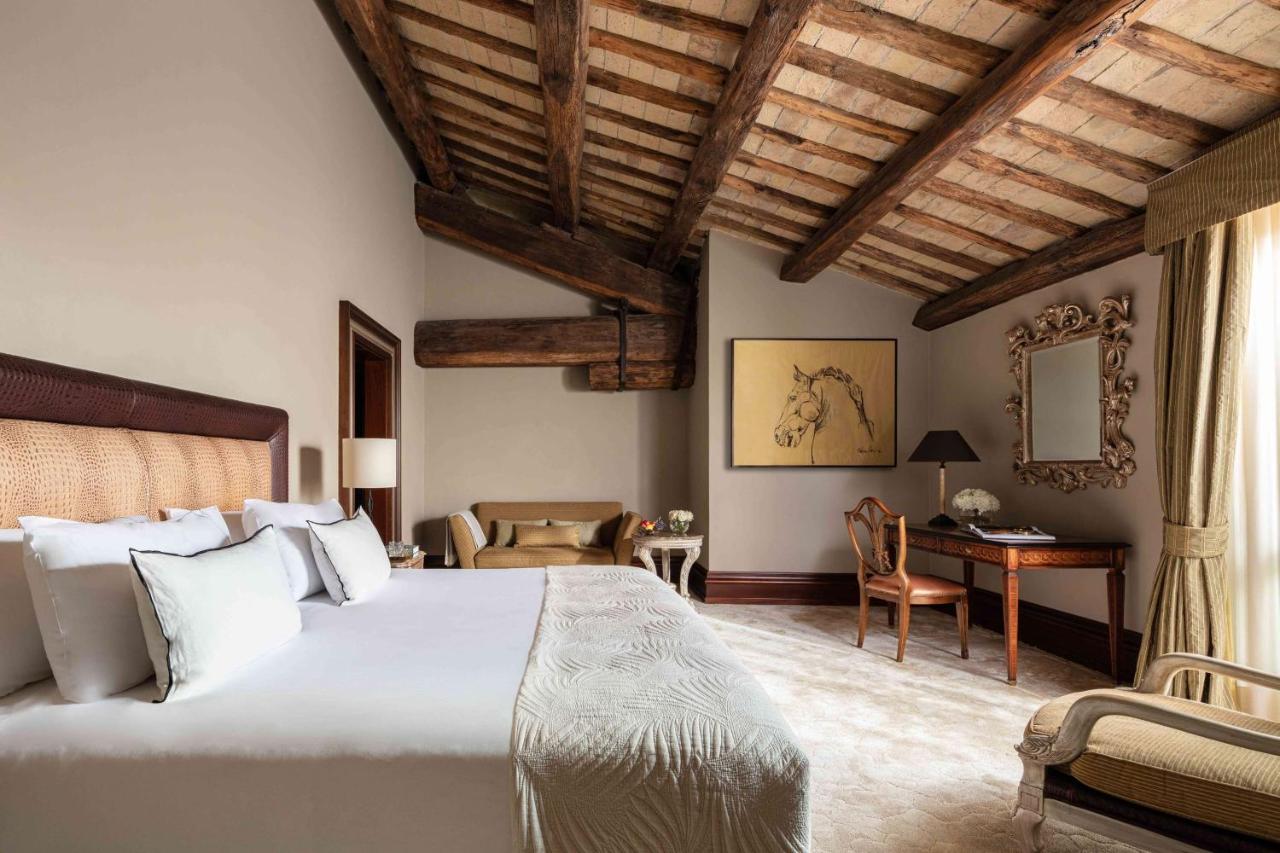 een slaapkamer met een groot bed en een bureau bij Anantara Palazzo Naiadi Rome Hotel - A Leading Hotel of the World in 