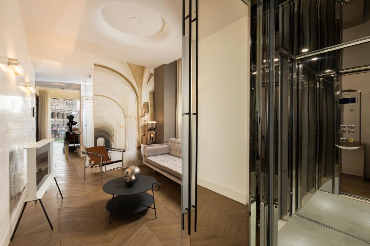 een woonkamer met een bank en een tafel bij Hotel Palazzo Manfredi – Small Luxury Hotels of the World in Rome
