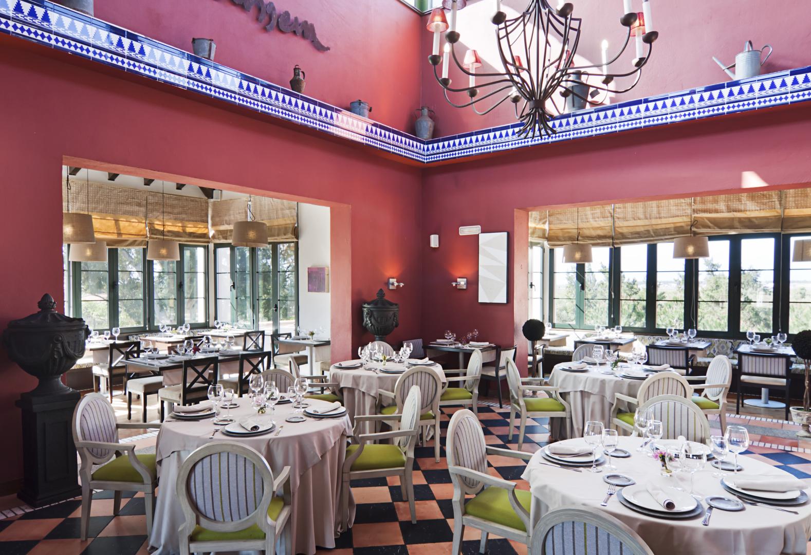 Restaurant met gedekte tafels — Hotel Isla Canela Golf