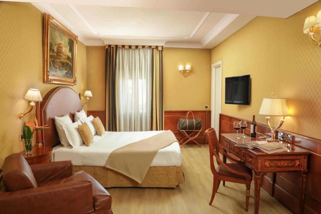 een hotelkamer met een bed en een bureau bij Hotel Homs in Rome