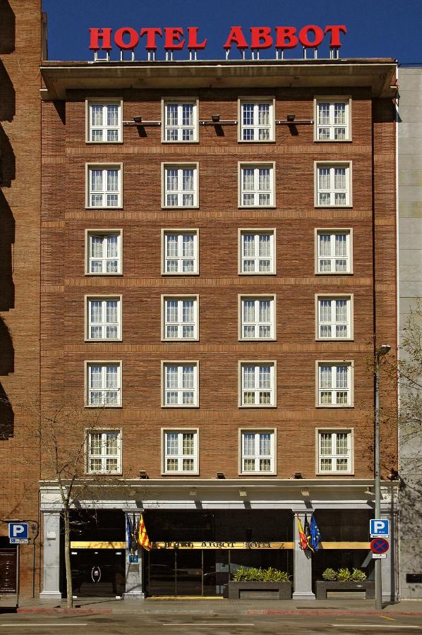 een hotelgevel met een groot bakstenen gebouw bij Hotel Abbot in Barcelona