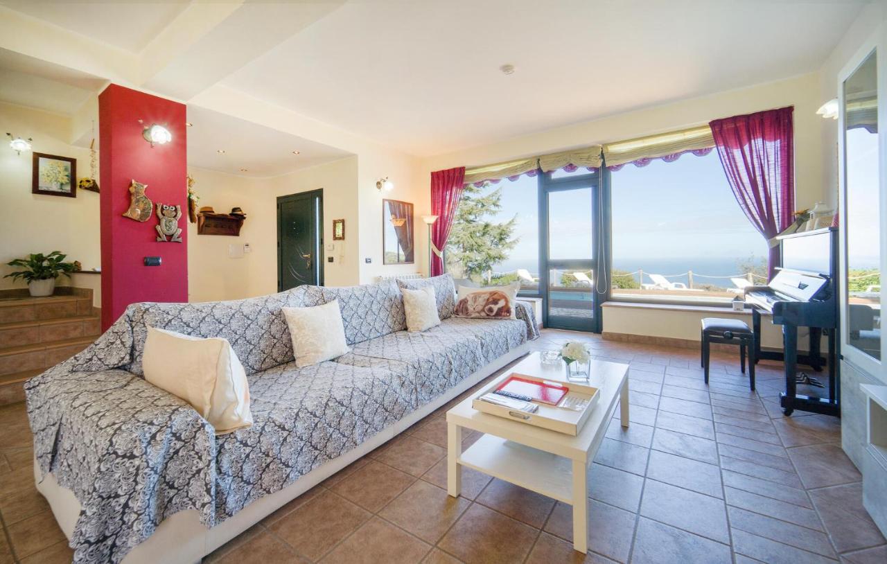 een woonkamer met een bank en een tafel bij Awesome Home In Caronia in Caronia