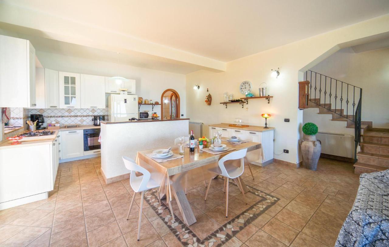 een keuken en eetkamer met een tafel en stoelen bij Awesome Home In Caronia in Caronia