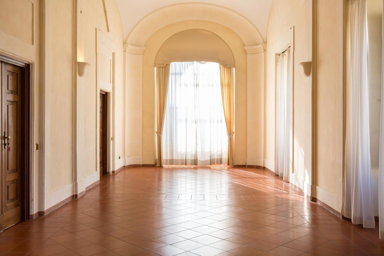 een gang met een groot raam en een tegelvloer bij Domus Sessoriana in Rome