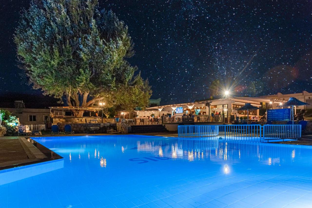 een zwembad 's nachts met een sterrenhemel bij Gelli Apartments in Kos-stad
