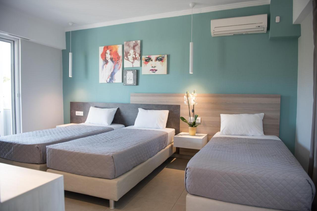 twee bedden in een kamer met blauwe muren bij Gelli Apartments in Kos-stad