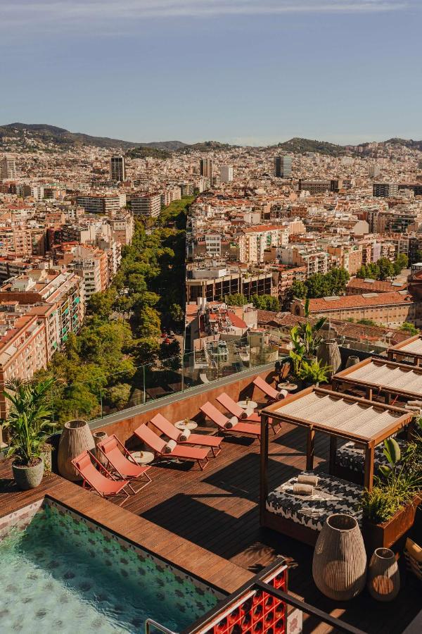 een zwembad op het dak met ligstoelen en uitzicht over de stad bij Nobu Hotel Barcelona in Barcelona