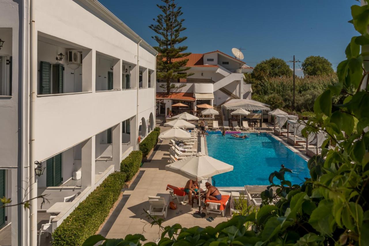 Een exterieurfoto van een hotel met een zwembad. bij Chandris Apartments in Kavos