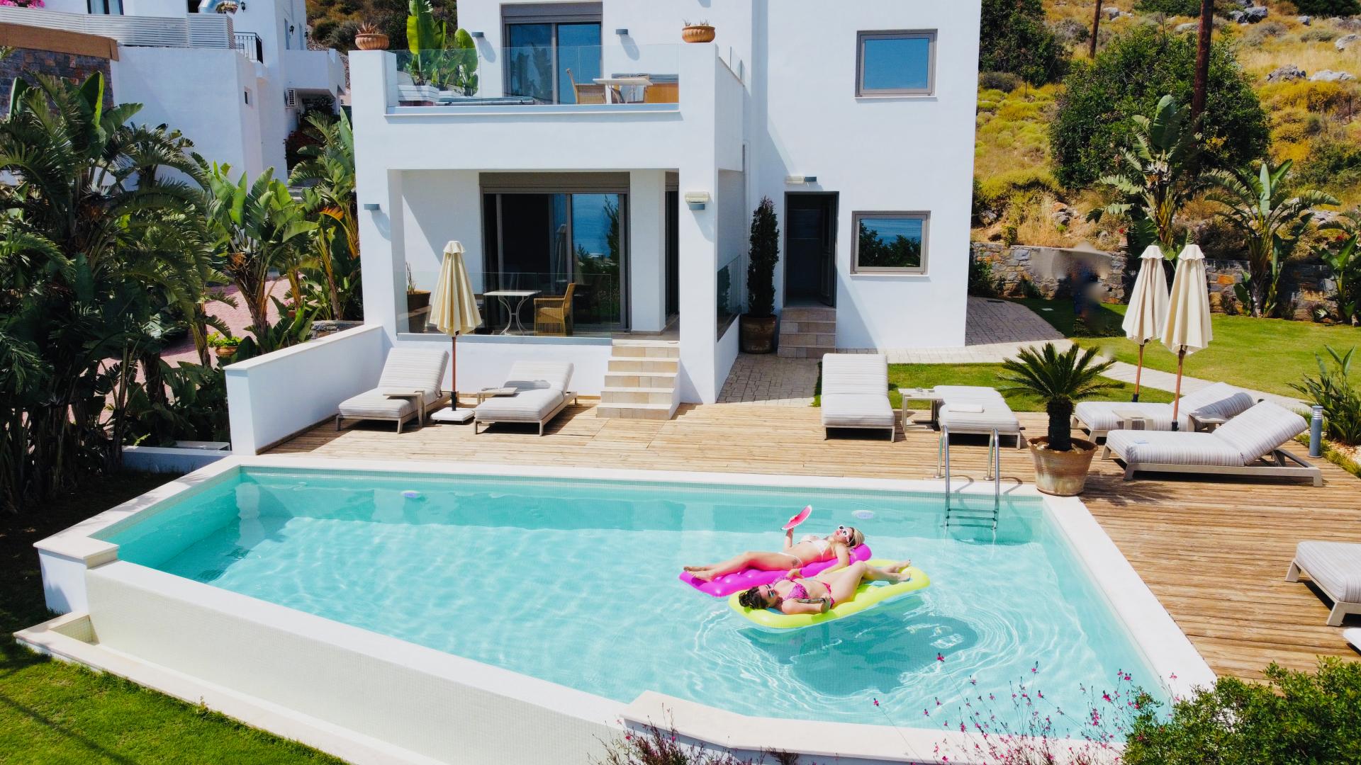 Buitenzwembad met ligbedden — Creta Blue