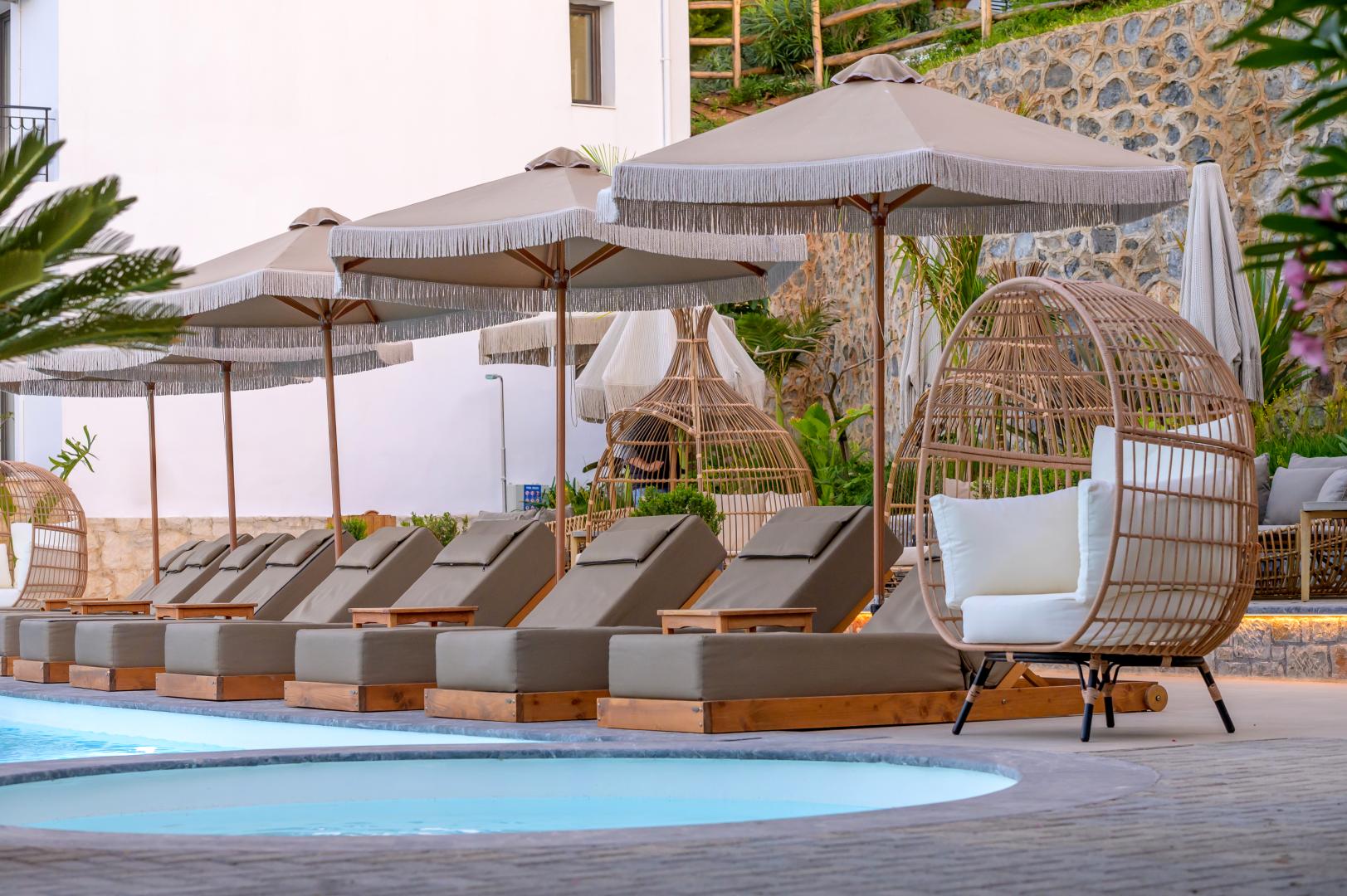 Buitenzwembad met ligbedden — Creta Blue