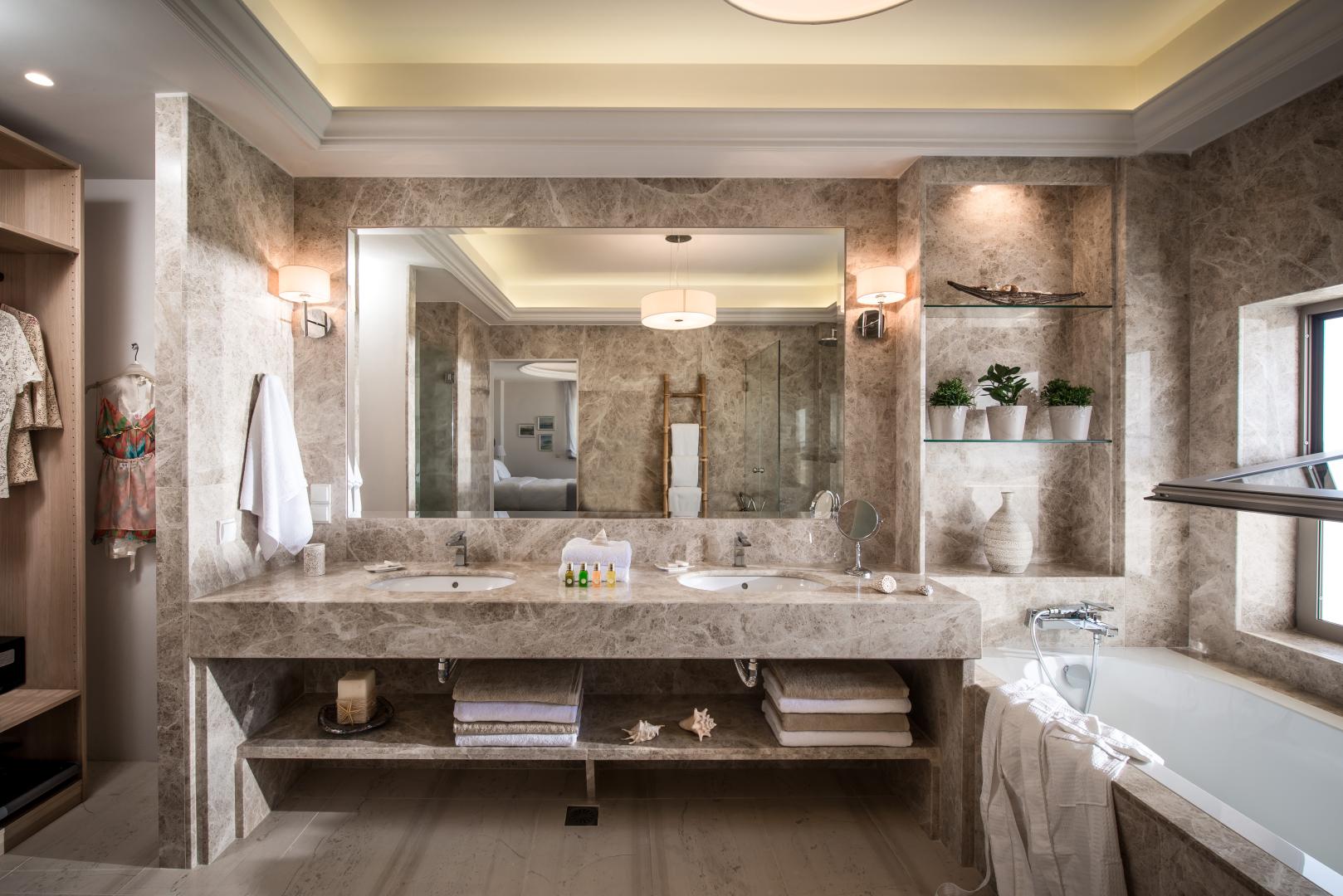 Badkamer met ligbad — Creta Blue