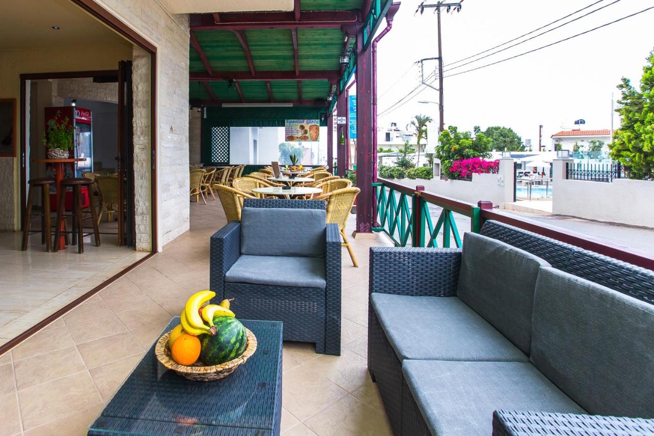 een restaurant met stoelen en een fruitschaal op tafel bij Litsa Studios in Malia