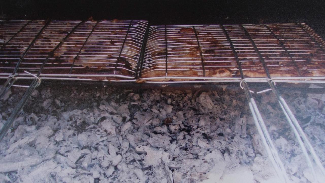 een grill met een heleboel eten erop bij Fotoula Studios in Agia Pelagia