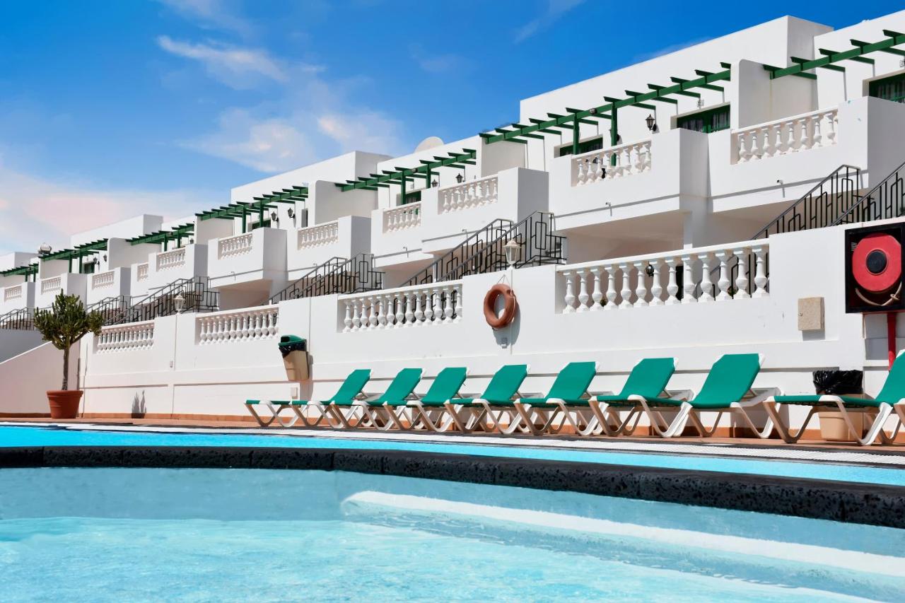 Een impressie van het hotel vanaf het zwembad. bij Apartamentos Tisalaya in Puerto del Carmen
