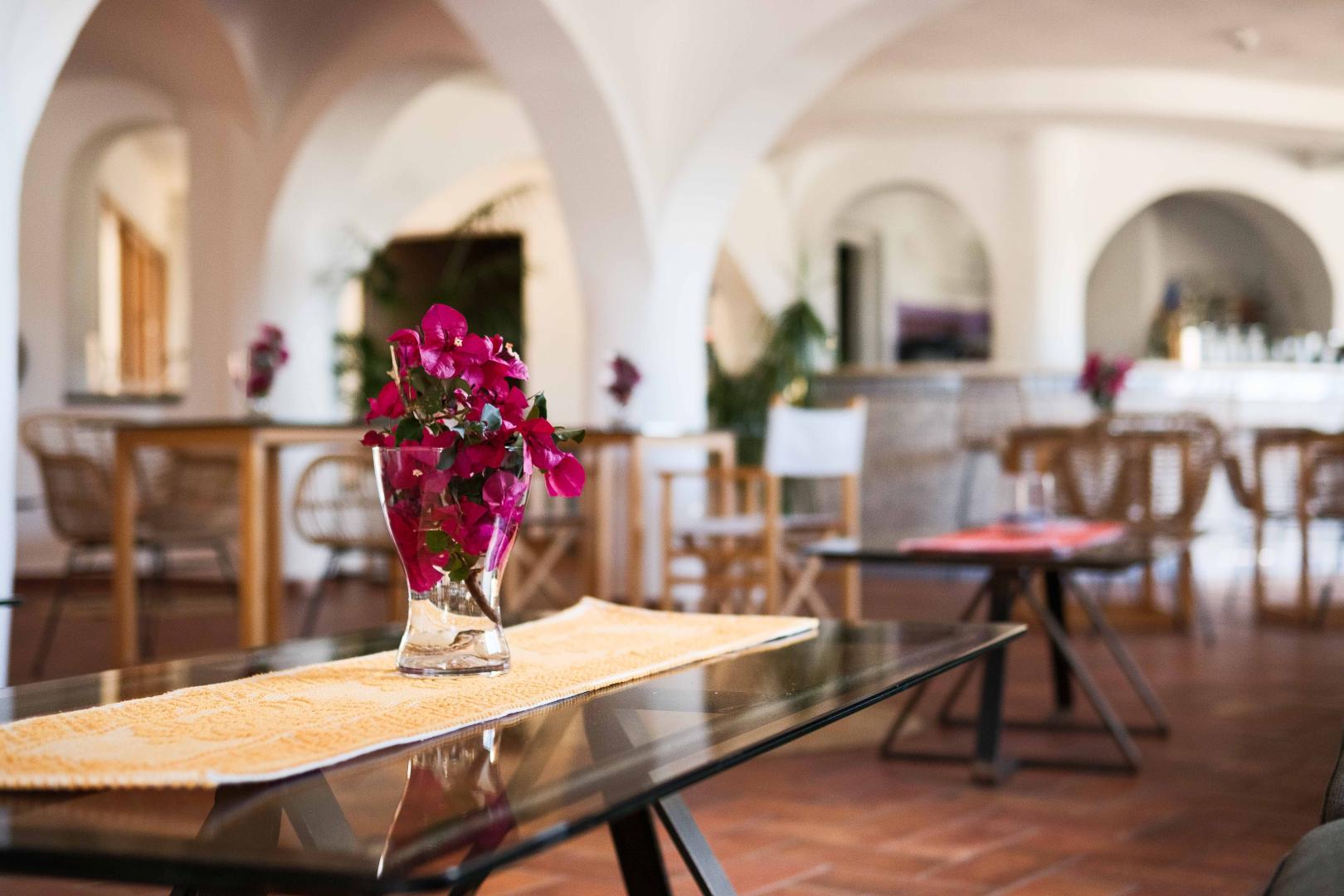 Restaurant met gedekte tafels — Hotel Pedra Santa