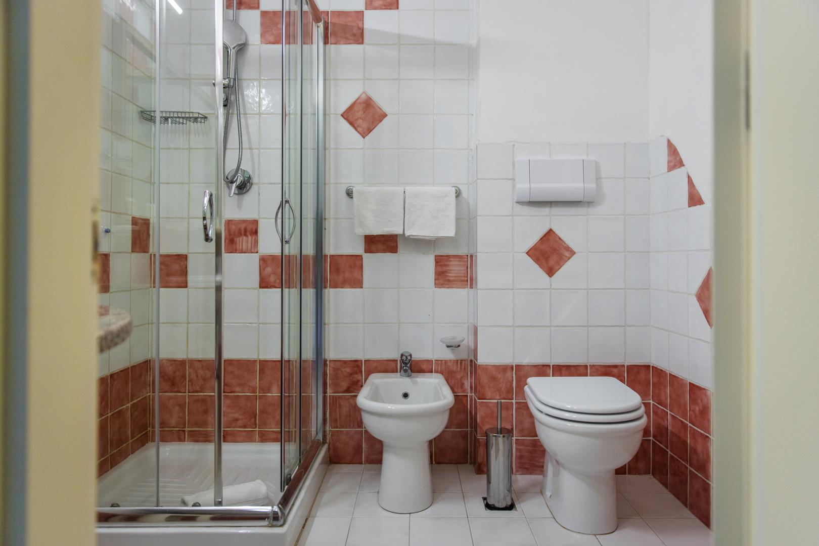 Badkamer met inloopdouche — Hotel Pedra Santa