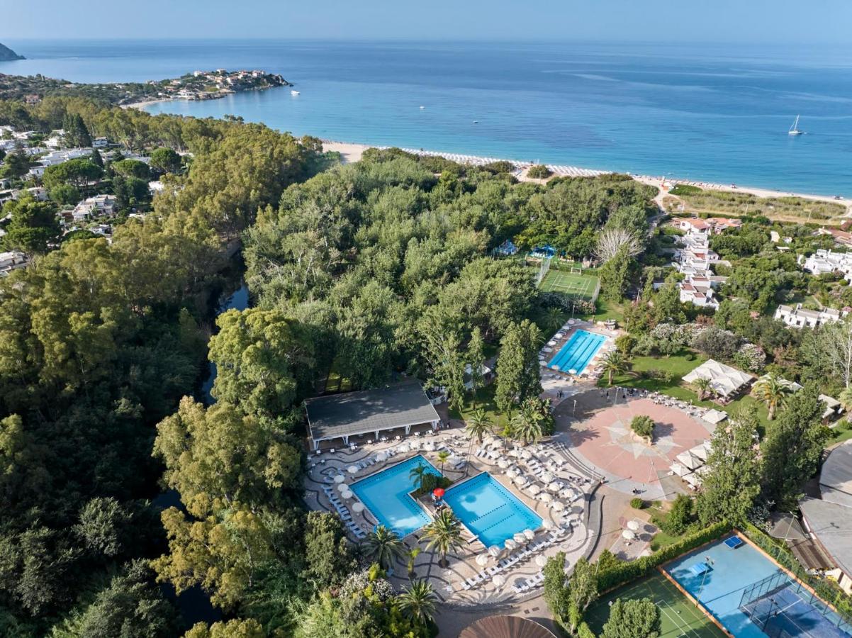 Een luchtfoto van een resort met twee zwembaden. bij Calaserena Resort in Geremèas