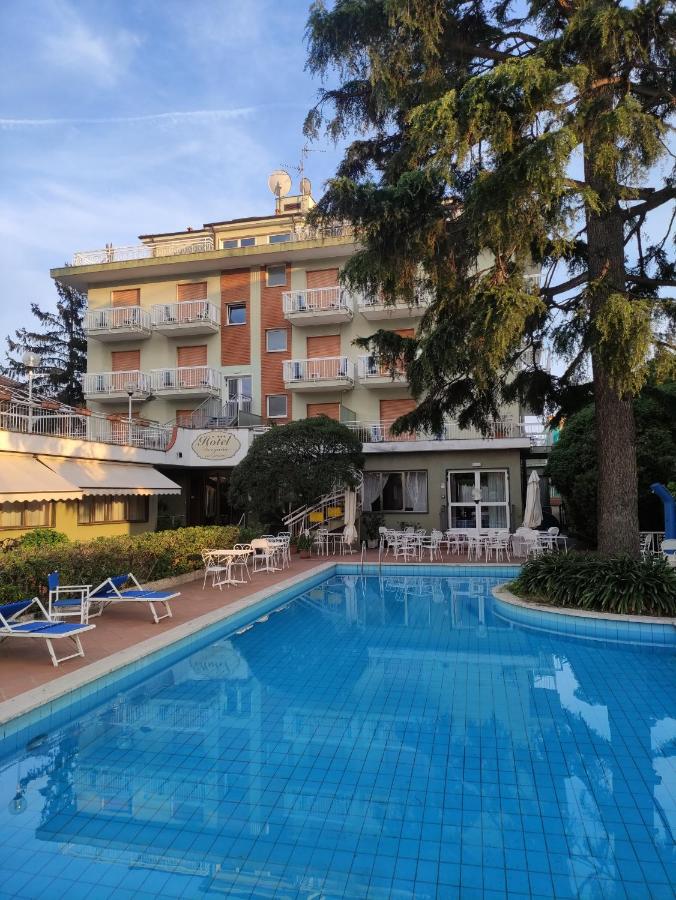 een groot zwembad voor een hotel bij Hotel Bergamo Mare Mhotelsgroup in San Bartolomeo al Mare