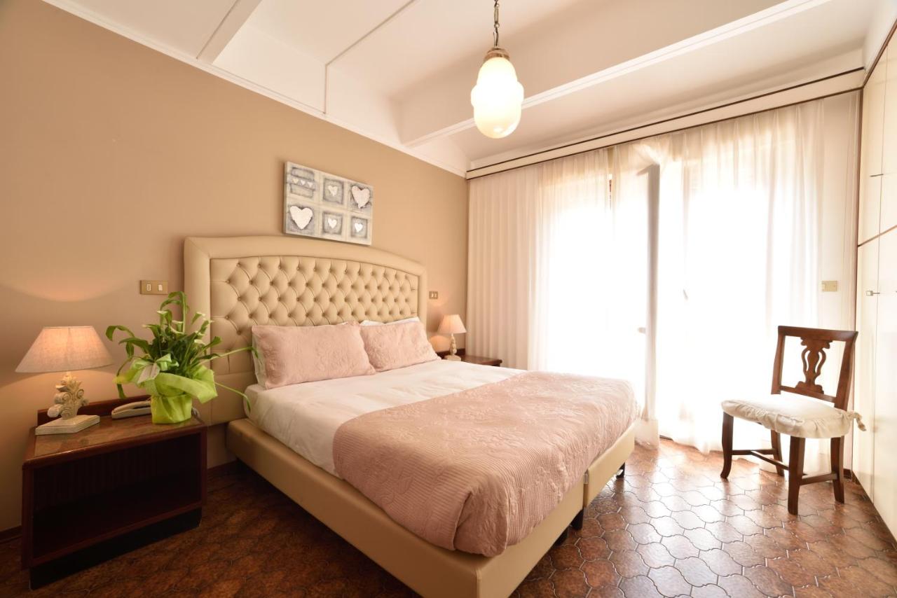 een slaapkamer met een groot bed en een stoel bij Hotel Bergamo Mare Mhotelsgroup in San Bartolomeo al Mare +83 foto's