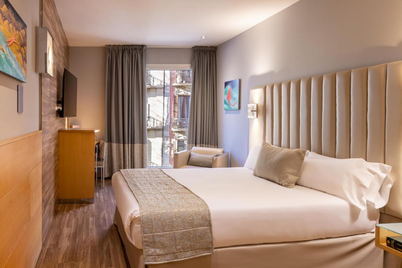 een hotelkamer met een bed en een raam bij Hotel Sansi Barcelona in Barcelona